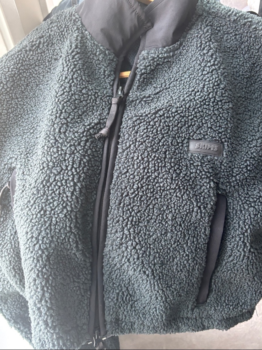 SKIMS Teddy Cropped Zip-Up Jacket - Picture 10 of 11